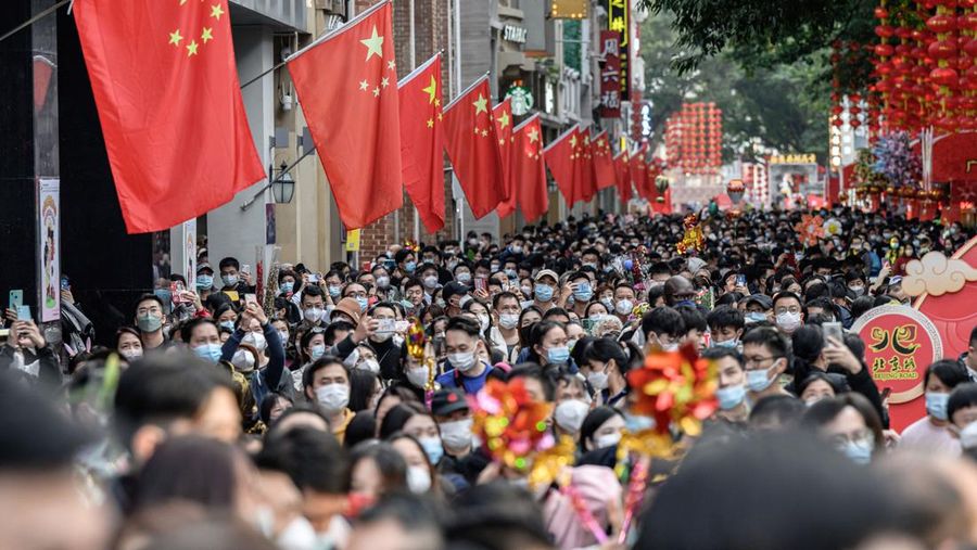 Orang-orang mengunjungi pasar bunga Festival Musim Semi tradisional yang dibuka kembali setelah ditutup karena penyebaran virus corona Covid-19 di Guangzhou, di provinsi Guangdong selatan China pada 20 Januari 2023, menjelang perayaan Tahun Baru Imlek Kelinci yang jatuh pada Januari 22. (STR/AFP via Getty Images)