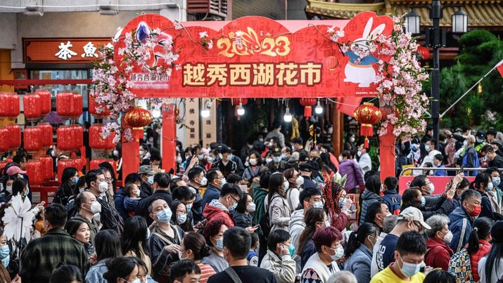 Orang-orang mengunjungi pasar bunga Festival Musim Semi tradisional yang dibuka kembali setelah ditutup karena penyebaran virus corona Covid-19 di Guangzhou, di provinsi Guangdong selatan China pada 20 Januari 2023, menjelang perayaan Tahun Baru Imlek Kelinci yang jatuh pada Januari 22. (STR/AFP via Getty Images)