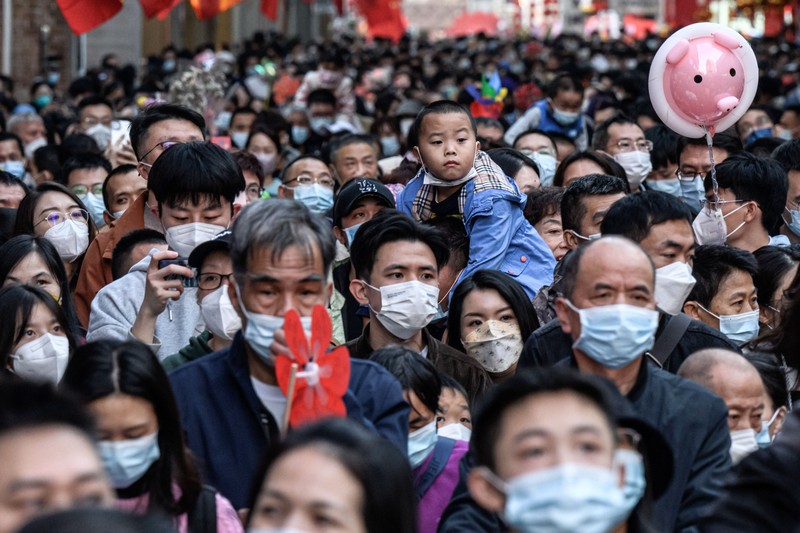 Orang-orang mengunjungi pasar bunga Festival Musim Semi tradisional yang dibuka kembali setelah ditutup karena penyebaran virus corona Covid-19 di Guangzhou, di provinsi Guangdong selatan China pada 20 Januari 2023, Orang-orang mengunjungi pasar bunga Festival Musim Semi tradisional yang dibuka kembali setelah ditutup karena penyebaran virus corona Covid-19 di Guangzhou, di provinsi Guangdong selatan China pada 20 Januari 2023, menjelang perayaan Tahun Baru Imlek Kelinci yang jatuh pada Januari 22. (STR/AFP via Getty Images)