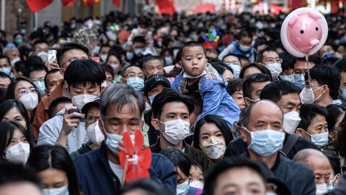 Orang-orang mengunjungi pasar bunga Festival Musim Semi tradisional yang dibuka kembali setelah ditutup karena penyebaran virus corona Covid-19 di Guangzhou, di provinsi Guangdong selatan China pada 20 Januari 2023, Orang-orang mengunjungi pasar bunga Festival Musim Semi tradisional yang dibuka kembali setelah ditutup karena penyebaran virus corona Covid-19 di Guangzhou, di provinsi Guangdong selatan China pada 20 Januari 2023, menjelang perayaan Tahun Baru Imlek Kelinci yang jatuh pada Januari 22. (STR/AFP via Getty Images)
