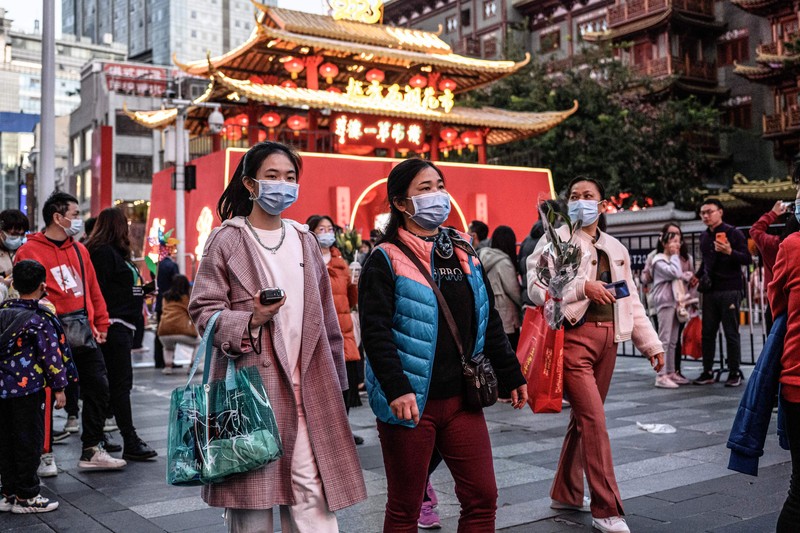Orang-orang mengunjungi pasar bunga Festival Musim Semi tradisional yang dibuka kembali setelah ditutup karena penyebaran virus corona Covid-19 di Guangzhou, di provinsi Guangdong selatan China pada 20 Januari 2023, menjelang perayaan Tahun Baru Imlek Kelinci yang jatuh pada Januari 22. (STR/AFP via Getty Images)