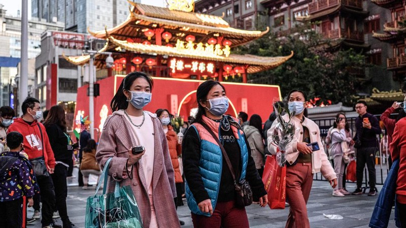 Orang-orang mengunjungi pasar bunga Festival Musim Semi tradisional yang dibuka kembali setelah ditutup karena penyebaran virus corona Covid-19 di Guangzhou, di provinsi Guangdong selatan China pada 20 Januari 2023, menjelang perayaan Tahun Baru Imlek Kelinci yang jatuh pada Januari 22. (STR/AFP via Getty Images)