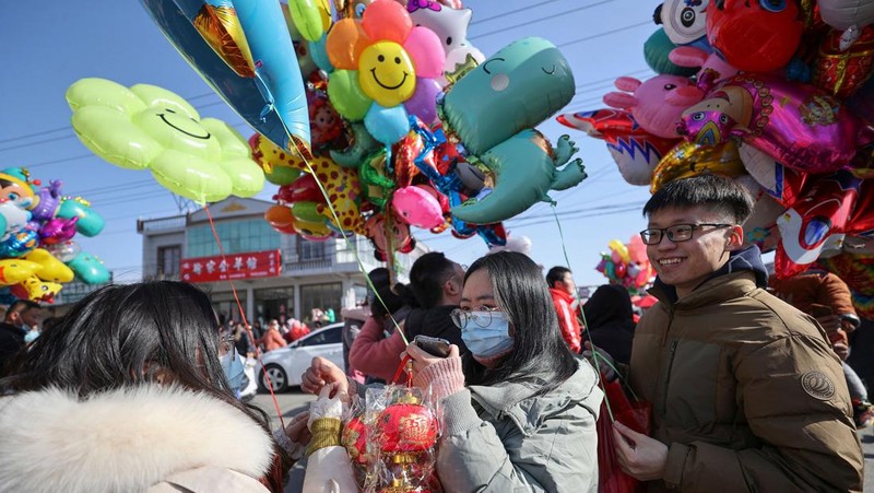 Orang-orang mengunjungi pasar bunga Festival Musim Semi tradisional yang dibuka kembali setelah ditutup karena penyebaran virus corona Covid-19 di Guangzhou, di provinsi Guangdong selatan China pada 20 Januari 2023, menjelang perayaan Tahun Baru Imlek Kelinci yang jatuh pada Januari 22. (STR/AFP via Getty Images)