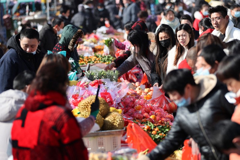 Orang-orang mengunjungi pasar bunga Festival Musim Semi tradisional yang dibuka kembali setelah ditutup karena penyebaran virus corona Covid-19 di Guangzhou, di provinsi Guangdong selatan China pada 20 Januari 2023, menjelang perayaan Tahun Baru Imlek Kelinci yang jatuh pada Januari 22. (STR/AFP via Getty Images)