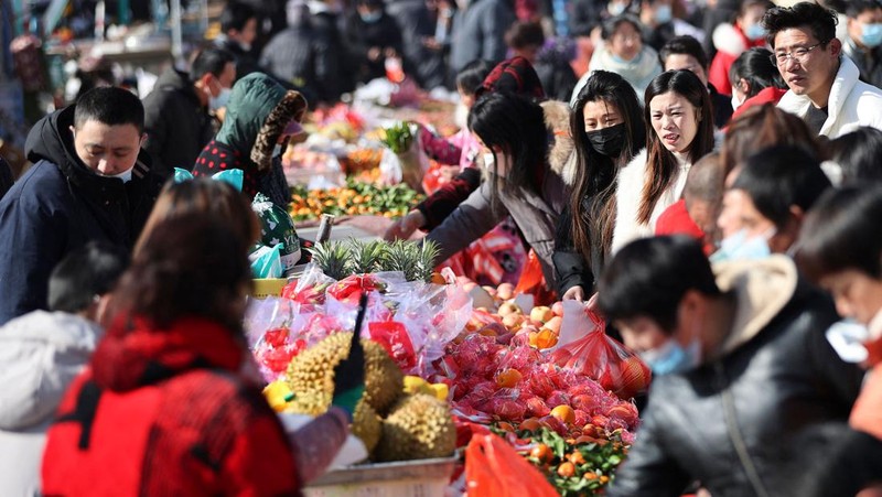 Orang-orang mengunjungi pasar bunga Festival Musim Semi tradisional yang dibuka kembali setelah ditutup karena penyebaran virus corona Covid-19 di Guangzhou, di provinsi Guangdong selatan China pada 20 Januari 2023, menjelang perayaan Tahun Baru Imlek Kelinci yang jatuh pada Januari 22. (STR/AFP via Getty Images)