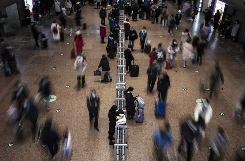 Penumpang menunggu kereta mereka tiba di stasiun kereta Beijing West menjelang tahun baru Imlek di Beijing pada 21 Januari 2023. Penumpang menunggu kereta mereka tiba di stasiun kereta Beijing West menjelang tahun baru Imlek di Beijing pada 21 Januari 2023. (NOEL CELIS/AFP via Getty Images)