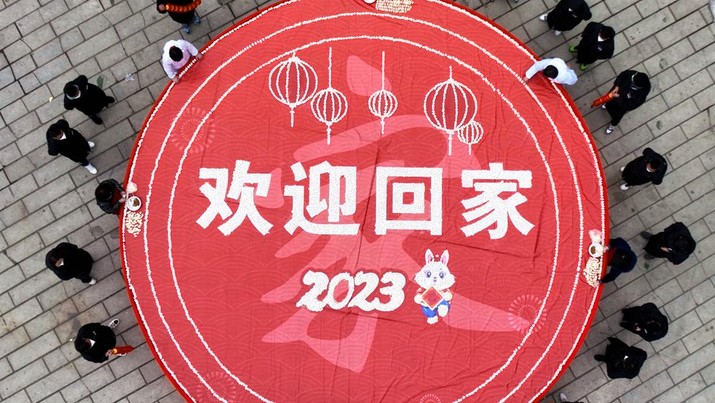 Pemandangan udara ribuan pangsit membentuk pola bertuliskan 'Selamat Datang di Rumah' di Area Pemandangan Gunung Laojun pada Malam Tahun Baru Imlek pada 21 Januari 2023 di Luoyang, Provinsi Henan, Tiongkok. (VCG/VCG via Getty Images)