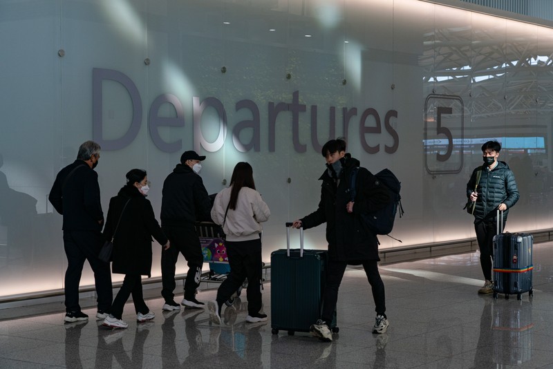 Penumpang menunggu kereta mereka tiba di stasiun kereta Beijing West menjelang tahun baru Imlek di Beijing pada 21 Januari 2023. Penumpang menunggu kereta mereka tiba di stasiun kereta Beijing West menjelang tahun baru Imlek di Beijing pada 21 Januari 2023. (NOEL CELIS/AFP via Getty Images)