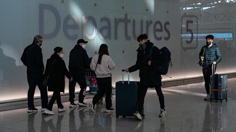 Penumpang menunggu kereta mereka tiba di stasiun kereta Beijing West menjelang tahun baru Imlek di Beijing pada 21 Januari 2023. (NOEL CELIS/AFP via Getty Images)