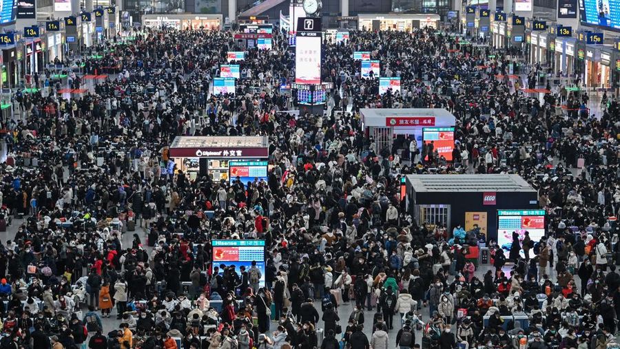 Penumpang menunggu kereta mereka di stasiun kereta api Hongqiao di Shanghai pada 20 Januari 2023, saat migrasi tahunan dimulai dengan orang-orang kembali ke kampung halaman mereka untuk perayaan Tahun Baru Imlek. (HECTOR RETAMAL/AFP via Getty Images)