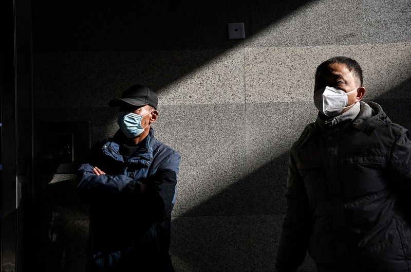 Penumpang menunggu kereta mereka tiba di stasiun kereta Beijing West menjelang tahun baru Imlek di Beijing pada 21 Januari 2023. (NOEL CELIS/AFP via Getty Images)