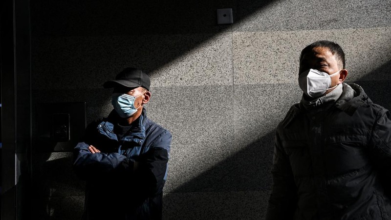 Penumpang menunggu kereta mereka tiba di stasiun kereta Beijing West menjelang tahun baru Imlek di Beijing pada 21 Januari 2023. (NOEL CELIS/AFP via Getty Images)