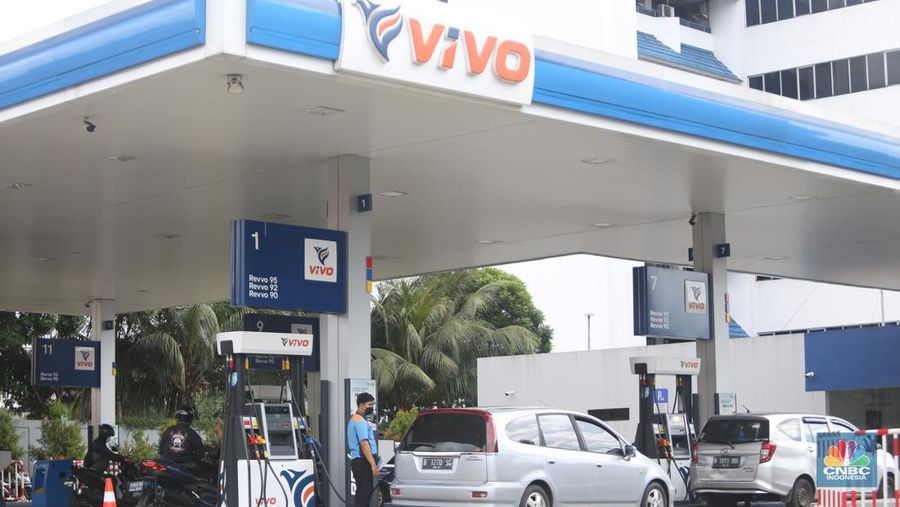 Petugas mengisi Bahan Bakar Minyak (BBM) kendaraan mobil di SPBU Vivo Tebet Barat, Jakarta, Sabtu (21/1/2023). (CNBC Indonesia/Tias Budiarto)