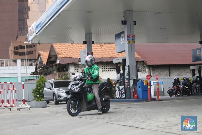 Sejumlah warga mengisi Bahan Bakar Minyak (BBM) di SPBU Menteng Dalam, Jakarta, Sabtu (21/1/2023). (CNBC Indonesia/Tias Budiarto)