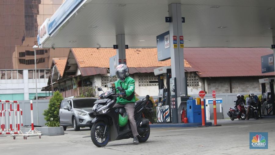 Petugas mengisi Bahan Bakar Minyak (BBM) kendaraan mobil di SPBU Vivo Tebet Barat, Jakarta, Sabtu (21/1/2023). (CNBC Indonesia/Tias Budiarto)