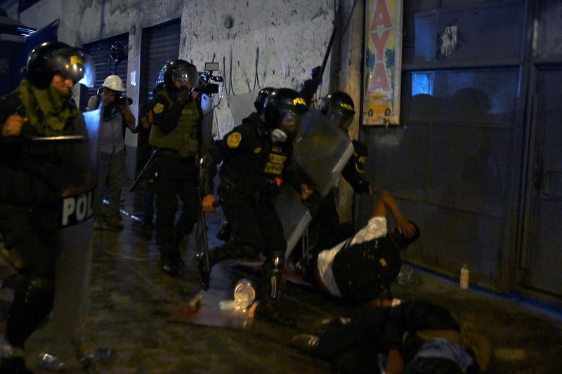 Pengunjuk rasa bentrok dengan polisi saat demonstrasi menuntut pengunduran diri Presiden Peru, di Lima, Peru pada 19 Januari 2023. Pengunjuk rasa bentrok dengan polisi saat demonstrasi menuntut pengunduran diri Presiden Peru, di Lima, Peru pada 19 Januari 2023. (Klebher Vasquez/Anadolu Agency via Getty Images)