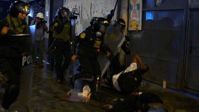 Pengunjuk rasa bentrok dengan polisi saat demonstrasi menuntut pengunduran diri Presiden Peru, di Lima, Peru pada 19 Januari 2023. (Klebher Vasquez/Anadolu Agency via Getty Images)