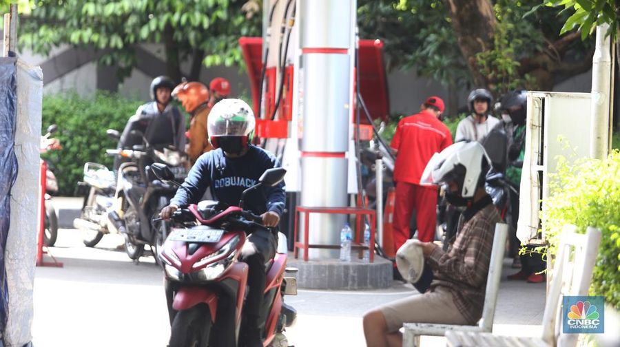 Sejumlah warga mengisi Bahan Bakar Minyak (BBM) di SPBU Menteng Dalam, Jakarta, Sabtu (21/1/2023). (վ/Tias Budiarto)