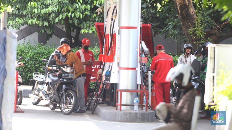 Sejumlah warga mengisi Bahan Bakar Minyak (BBM) di SPBU Menteng Dalam, Jakarta, Sabtu (21/1/2023). (²©²ÊÍøÕ¾/Tias Budiarto)