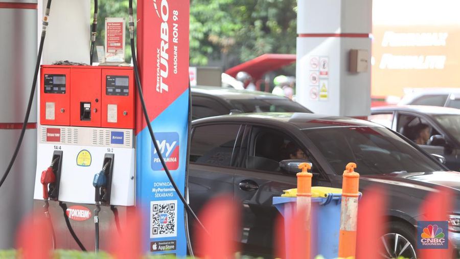 Sejumlah warga mengisi Bahan Bakar Minyak (BBM) di SPBU Menteng Dalam, Jakarta, Sabtu (21/1/2023). (²©²ÊÍøÕ¾/Tias Budiarto)
