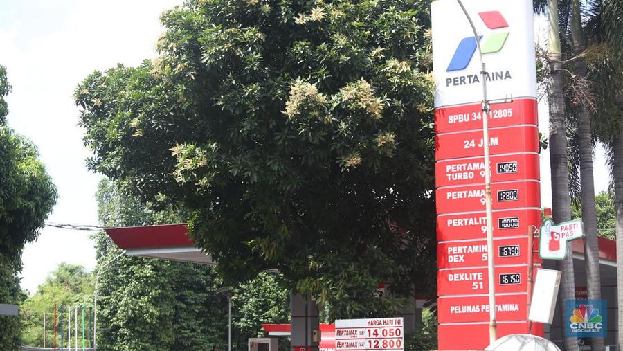 Sejumlah warga mengisi Bahan Bakar Minyak (BBM) di SPBU Menteng Dalam, Jakarta, Sabtu (21/1/2023). (CNBC Indonesia/Tias Budiarto)