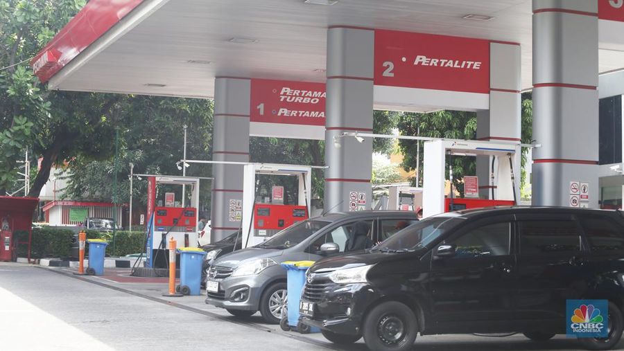 Sejumlah warga mengisi Bahan Bakar Minyak (BBM) di SPBU Menteng Dalam, Jakarta, Sabtu (21/1/2023). (վ/Tias Budiarto)