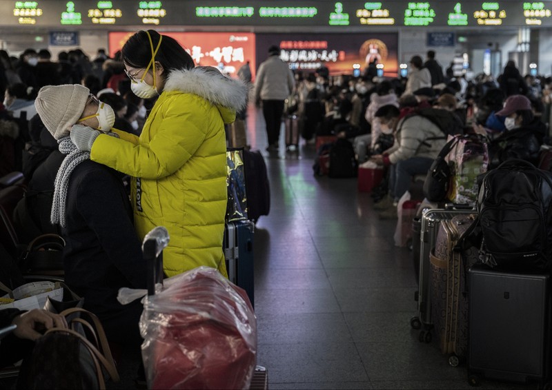 Penumpang menunggu kereta mereka tiba di stasiun kereta Beijing West menjelang tahun baru Imlek di Beijing pada 21 Januari 2023. Penumpang menunggu kereta mereka tiba di stasiun kereta Beijing West menjelang tahun baru Imlek di Beijing pada 21 Januari 2023. (NOEL CELIS/AFP via Getty Images)