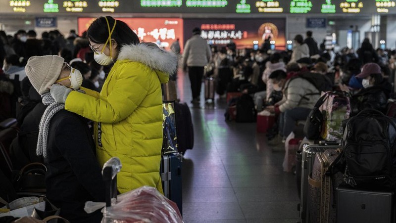 Penumpang menunggu kereta mereka tiba di stasiun kereta Beijing West menjelang tahun baru Imlek di Beijing pada 21 Januari 2023. (NOEL CELIS/AFP via Getty Images)