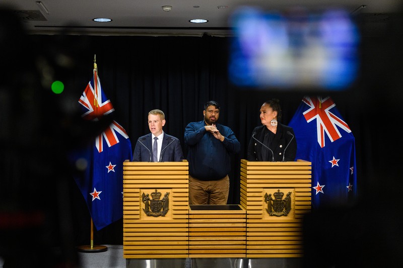 Perdana Menteri baru Selandia Baru Chris Hipkins berbicara pada konferensi pers pertamanya di Parlemen di Wellington pada 22 Januari 2023. (MARTY MELVILLE/AFP via Getty Images)