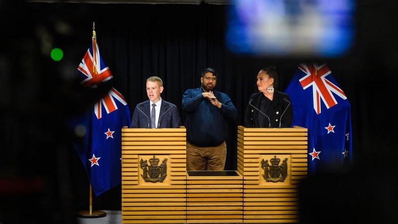 Perdana Menteri baru Selandia Baru Chris Hipkins berbicara pada konferensi pers pertamanya di Parlemen di Wellington pada 22 Januari 2023. (MARTY MELVILLE/AFP via Getty Images)