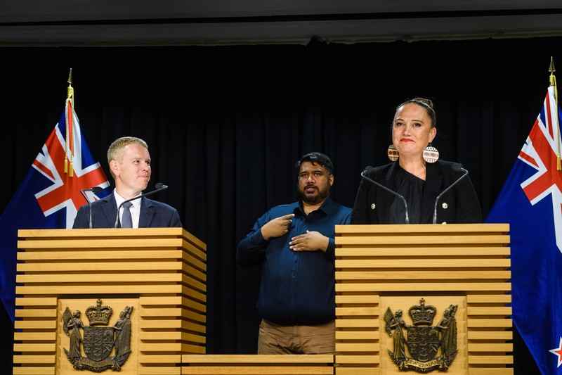 Perdana Menteri baru Selandia Baru Chris Hipkins berbicara pada konferensi pers pertamanya di Parlemen di Wellington pada 22 Januari 2023. (MARTY MELVILLE/AFP via Getty Images)