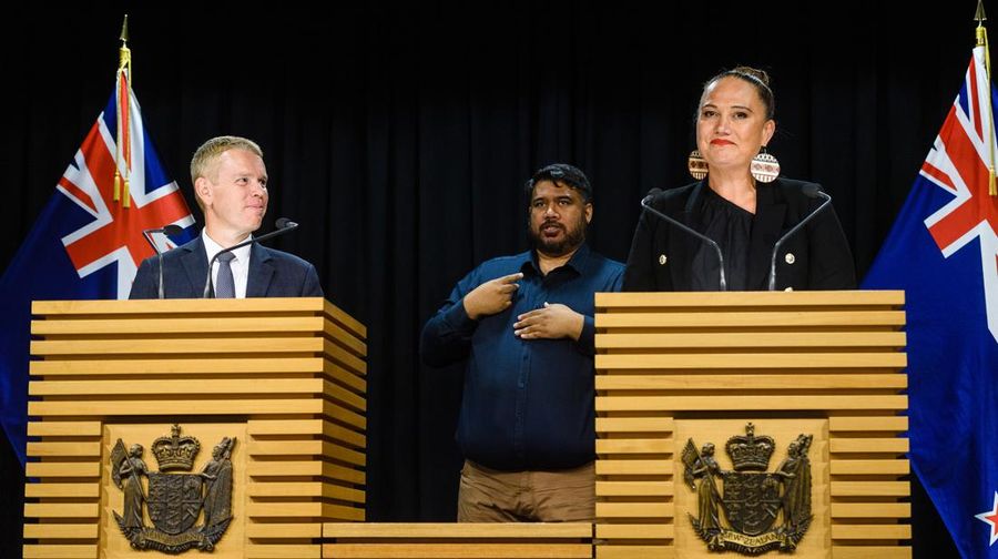 Perdana Menteri baru Selandia Baru Chris Hipkins berbicara pada konferensi pers pertamanya di Parlemen di Wellington pada 22 Januari 2023. (MARTY MELVILLE/AFP via Getty Images)