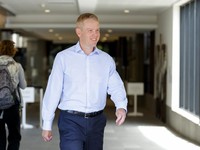 Potret Senyum Nyentrik Chris Hipkins Jadi PM Selandia Baru