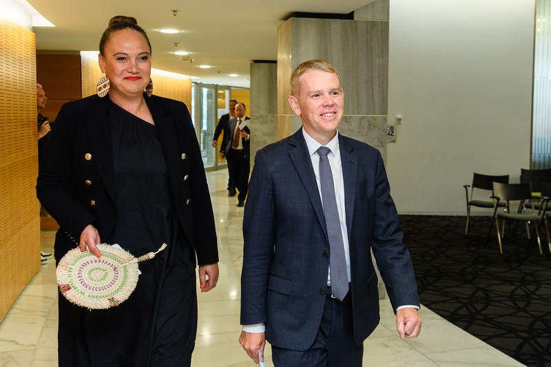 Perdana Menteri baru Selandia Baru Chris Hipkins berbicara pada konferensi pers pertamanya di Parlemen di Wellington pada 22 Januari 2023. (MARTY MELVILLE/AFP via Getty Images)