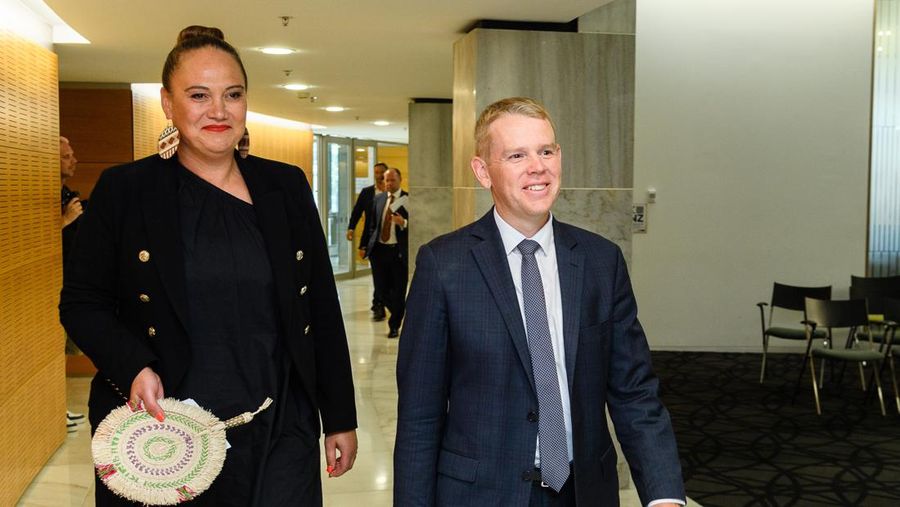 Perdana Menteri baru Selandia Baru Chris Hipkins berbicara pada konferensi pers pertamanya di Parlemen di Wellington pada 22 Januari 2023. (MARTY MELVILLE/AFP via Getty Images)