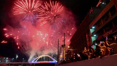 Kembang api meledak di atas Jembatan Binondo-Intramuros saat orang-orang yang bersuka ria merayakan Tahun Baru Imlek, di Manila pada 22 Januari 2023. (JAM STA ROSA/AFP via Getty Images)