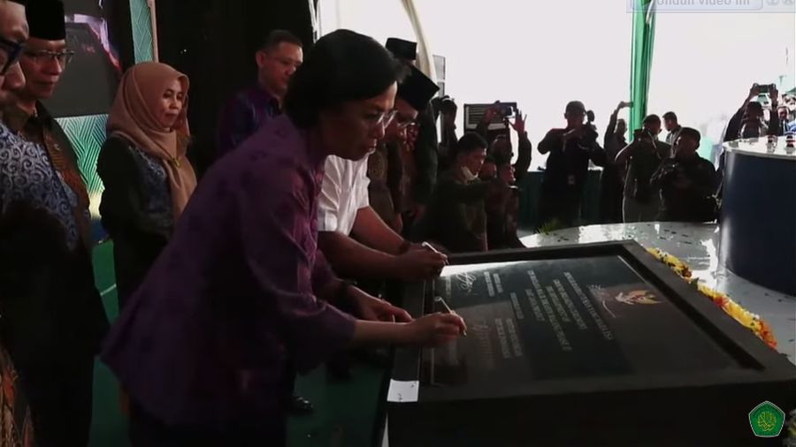 Menteri Keuangan Sri Mulyani dan Menteri Agama RI Yaqut Cholil Qoumas menghadiri Ground Breaking Kampus III UIN Maulana Malik Ibrahim Malang pada Minggu (22/1/2023). (Tangkapan Layar Youtube uinmlg)