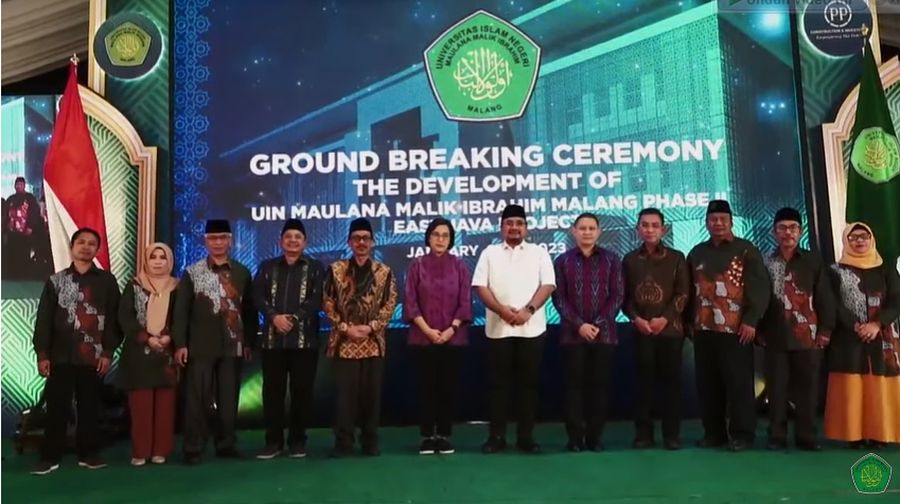 Menteri Keuangan Sri Mulyani dan Menteri Agama RI Yaqut Cholil Qoumas menghadiri Ground Breaking Kampus III UIN Maulana Malik Ibrahim Malang pada Minggu (22/1/2023). (Tangkapan Layar Youtube uinmlg)