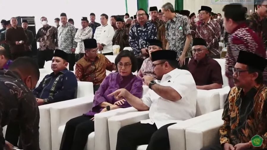 Menteri Keuangan Sri Mulyani dan Menteri Agama RI Yaqut Cholil Qoumas menghadiri Ground Breaking Kampus III UIN Maulana Malik Ibrahim Malang pada Minggu (22/1/2023). (Tangkapan Layar Youtube uinmlg)