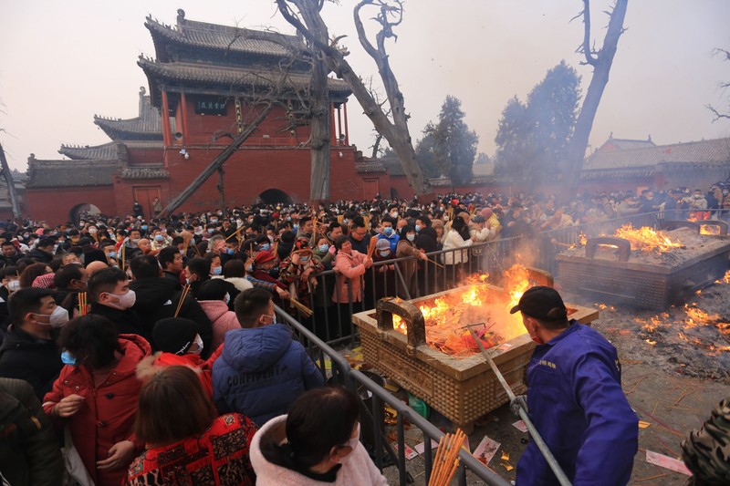 Orang-orang berdoa dan membakar dupa untuk pemberkatan di Kuil Mausoleum Taihao untuk merayakan Tahun Baru Imlek pada 22 Januari 2023 di Zhoukou, Provinsi Henan, Tiongkok. Orang-orang berdoa dan membakar dupa untuk pemberkatan di Kuil Mausoleum Taihao untuk merayakan Tahun Baru Imlek pada 22 Januari 2023 di Zhoukou, Provinsi Henan, Tiongkok. (Yang Zhenghua/VCG via Getty Images)