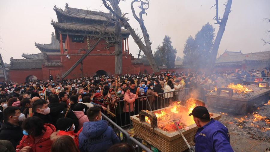 Orang-orang berdoa dan membakar dupa untuk pemberkatan di Kuil Mausoleum Taihao untuk merayakan Tahun Baru Imlek pada 22 Januari 2023 di Zhoukou, Provinsi Henan, Tiongkok. (Yang Zhenghua/VCG via Getty Images)