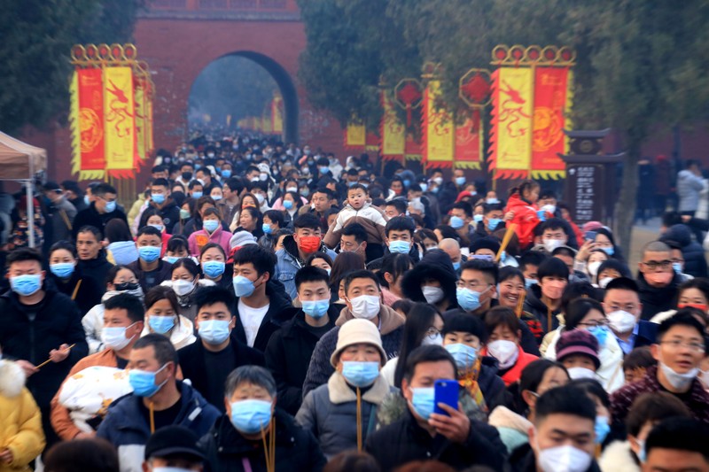 Orang-orang berdoa dan membakar dupa untuk pemberkatan di Kuil Mausoleum Taihao untuk merayakan Tahun Baru Imlek pada 22 Januari 2023 di Zhoukou, Provinsi Henan, Tiongkok. Orang-orang berdoa dan membakar dupa untuk pemberkatan di Kuil Mausoleum Taihao untuk merayakan Tahun Baru Imlek pada 22 Januari 2023 di Zhoukou, Provinsi Henan, Tiongkok. (Yang Zhenghua/VCG via Getty Images)