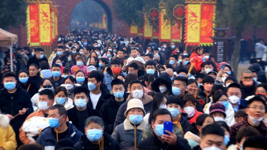 Orang-orang berdoa dan membakar dupa untuk pemberkatan di Kuil Mausoleum Taihao untuk merayakan Tahun Baru Imlek pada 22 Januari 2023 di Zhoukou, Provinsi Henan, Tiongkok. (Yang Zhenghua/VCG via Getty Images)