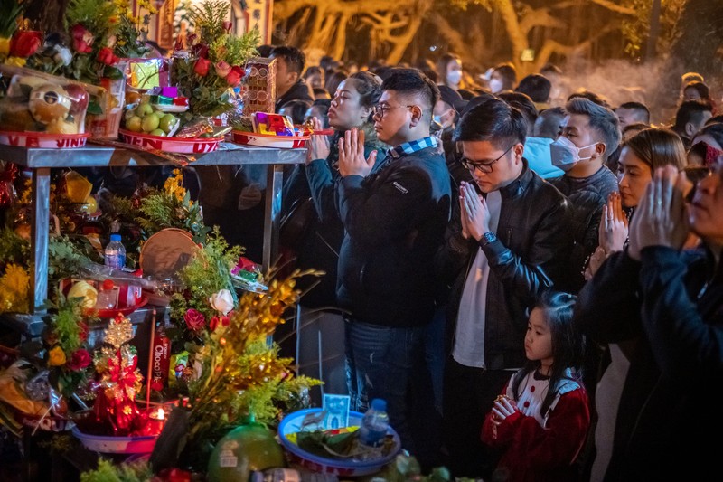 Orang-orang berdoa dan membakar dupa untuk pemberkatan di Kuil Mausoleum Taihao untuk merayakan Tahun Baru Imlek pada 22 Januari 2023 di Zhoukou, Provinsi Henan, Tiongkok. Orang-orang berdoa dan membakar dupa untuk pemberkatan di Kuil Mausoleum Taihao untuk merayakan Tahun Baru Imlek pada 22 Januari 2023 di Zhoukou, Provinsi Henan, Tiongkok. (Yang Zhenghua/VCG via Getty Images)