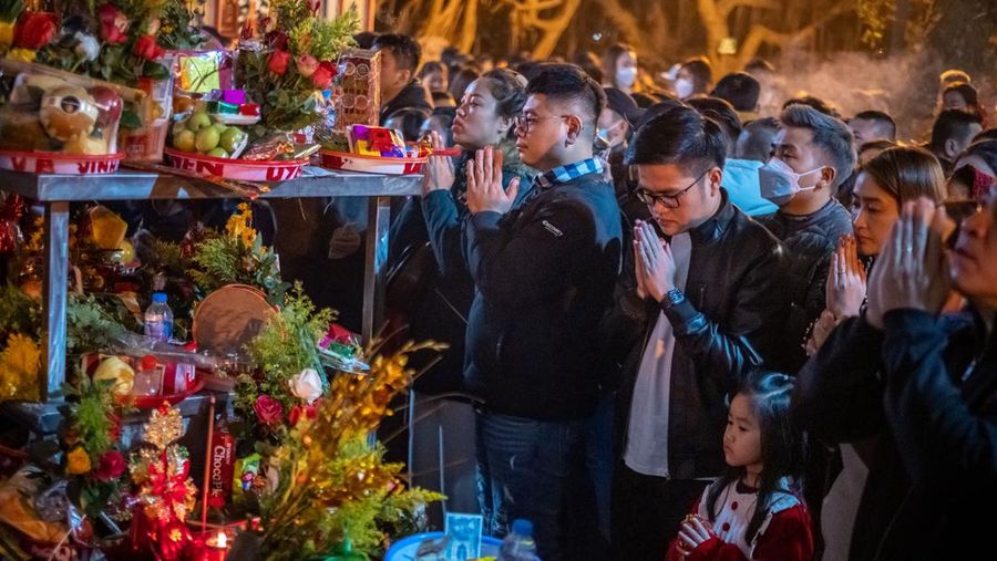Orang-orang berdoa dan membakar dupa untuk pemberkatan di Kuil Mausoleum Taihao untuk merayakan Tahun Baru Imlek pada 22 Januari 2023 di Zhoukou, Provinsi Henan, Tiongkok. (Yang Zhenghua/VCG via Getty Images)