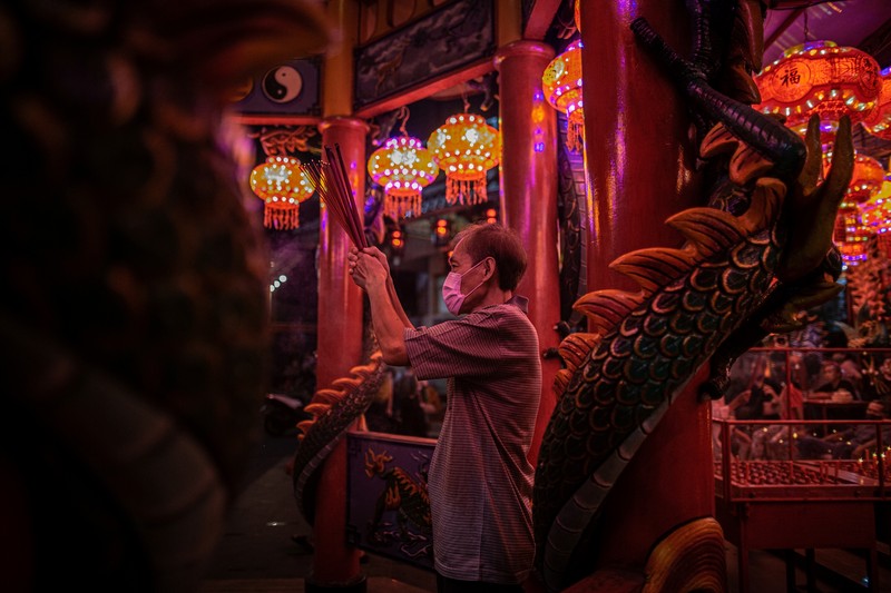 Orang-orang berdoa pada malam Tahun Baru Imlek di Kelenteng Hok Tek Tjeng Sin, di Jakarta pada 21 Januari 2023. Tahun Baru Imlek, juga dikenal sebagai Tahun Baru Imlek atau Festival Musim Semi, adalah festival terpenting di Tiongkok. Itu juga merupakan perayaan paling penting bagi keluarga dan seminggu sebagai hari libur resmi. Tahun Baru Imlek 2023 jatuh pada Minggu, 22 Januari 2023, mengawali tahun Kelinci. (Afriadi Hikmal/NurPhoto via Getty Images)