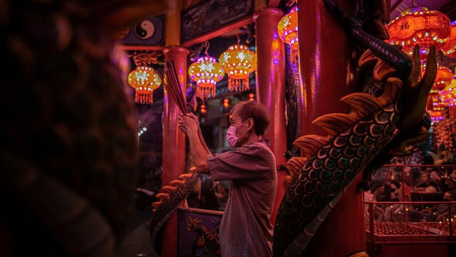 Orang-orang berdoa pada malam Tahun Baru Imlek di Kelenteng Hok Tek Tjeng Sin, di Jakarta pada 21 Januari 2023. Tahun Baru Imlek, juga dikenal sebagai Tahun Baru Imlek atau Festival Musim Semi, adalah festival terpenting di Tiongkok. Itu juga merupakan perayaan paling penting bagi keluarga dan seminggu sebagai hari libur resmi. Tahun Baru Imlek 2023 jatuh pada Minggu, 22 Januari 2023, mengawali tahun Kelinci. (Afriadi Hikmal/NurPhoto via Getty Images)