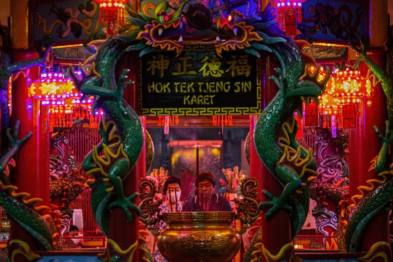 Orang-orang berdoa pada malam Tahun Baru Imlek di Kelenteng Hok Tek Tjeng Sin, di Jakarta pada 21 Januari 2023. Tahun Baru Imlek, juga dikenal sebagai Tahun Baru Imlek atau Festival Musim Semi, adalah festival terpenting di Tiongkok. Itu juga merupakan perayaan paling penting bagi keluarga dan seminggu sebagai hari libur resmi. Tahun Baru Imlek 2023 jatuh pada Minggu, 22 Januari 2023, mengawali tahun Kelinci. (Afriadi Hikmal/NurPhoto via Getty Images)