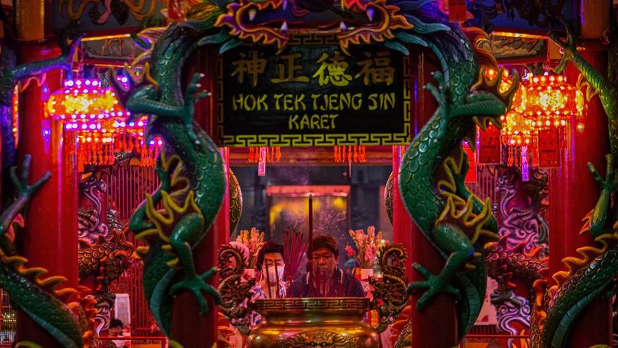 Orang-orang berdoa pada malam Tahun Baru Imlek di Kelenteng Hok Tek Tjeng Sin, di Jakarta pada 21 Januari 2023. Tahun Baru Imlek, juga dikenal sebagai Tahun Baru Imlek atau Festival Musim Semi, adalah festival terpenting di Tiongkok. Itu juga merupakan perayaan paling penting bagi keluarga dan seminggu sebagai hari libur resmi. Tahun Baru Imlek 2023 jatuh pada Minggu, 22 Januari 2023, mengawali tahun Kelinci. (Afriadi Hikmal/NurPhoto via Getty Images)