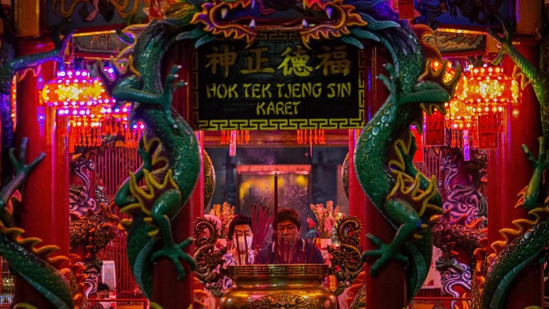Orang-orang berdoa pada malam Tahun Baru Imlek di Kelenteng Hok Tek Tjeng Sin, di Jakarta pada 21 Januari 2023. Tahun Baru Imlek, juga dikenal sebagai Tahun Baru Imlek atau Festival Musim Semi, adalah festival terpenting di Tiongkok. Itu juga merupakan perayaan paling penting bagi keluarga dan seminggu sebagai hari libur resmi. Tahun Baru Imlek 2023 jatuh pada Minggu, 22 Januari 2023, mengawali tahun Kelinci. (Afriadi Hikmal/NurPhoto via Getty Images)